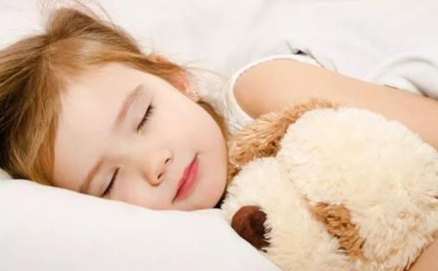 研究证实：自主入睡的娃更聪明！3招戒断哄睡！