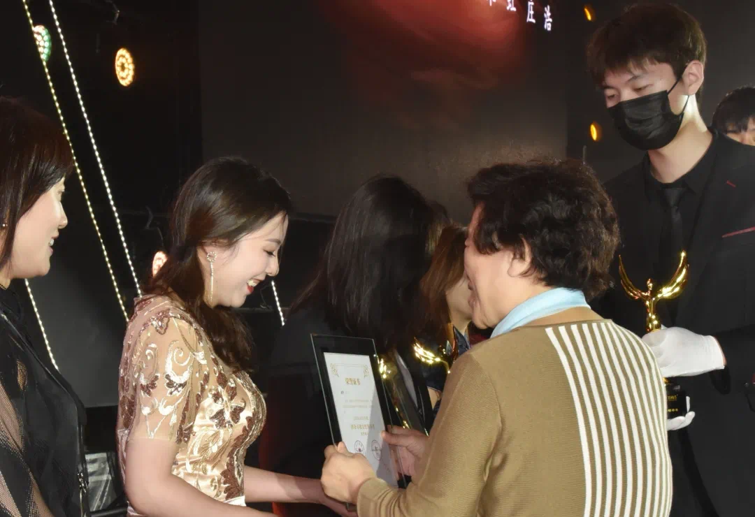 玫瑰铿锵|中国沈酒集团副董事长谢丽荣膺今年酒业卓越女性领导者(图18)